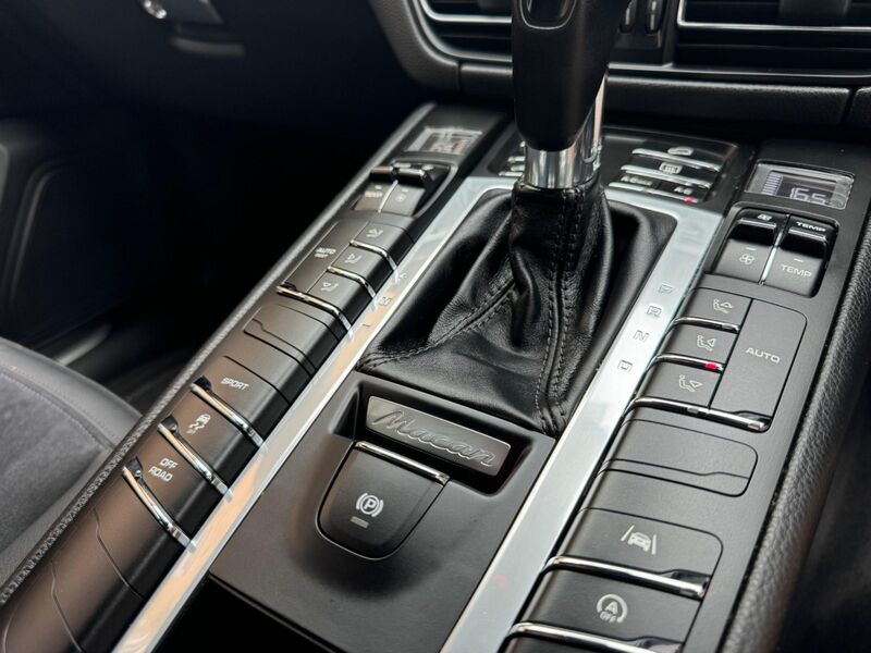 PORSCHE MACAN