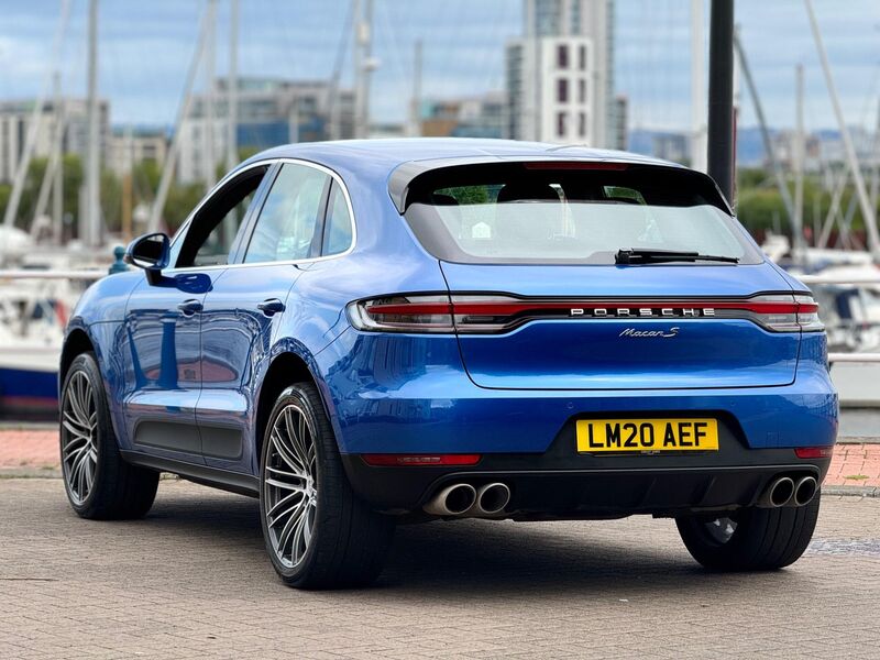 PORSCHE MACAN