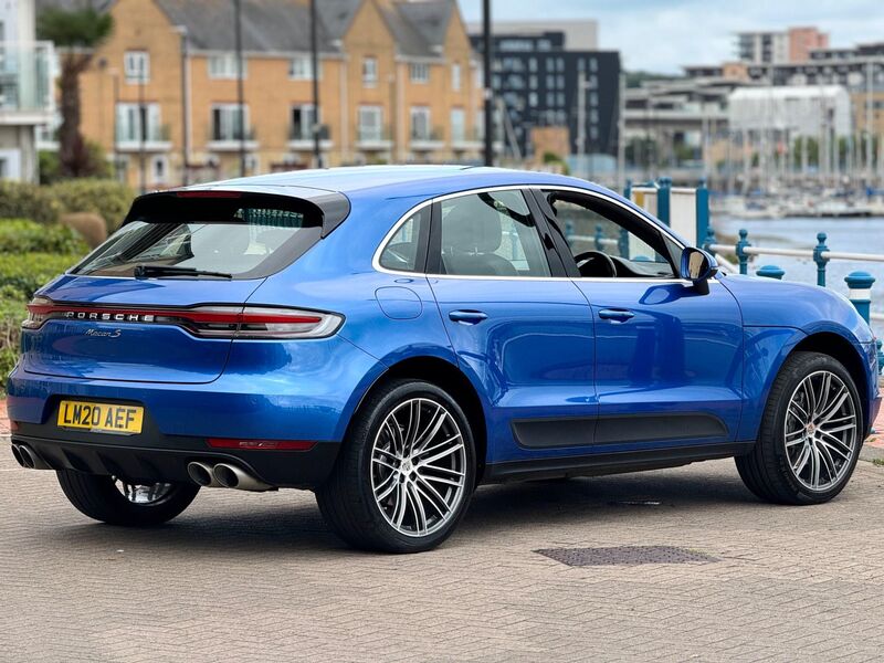 PORSCHE MACAN