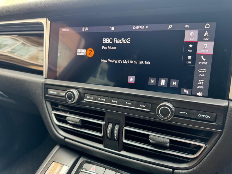 PORSCHE MACAN