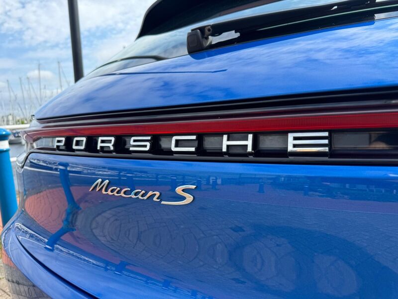 PORSCHE MACAN