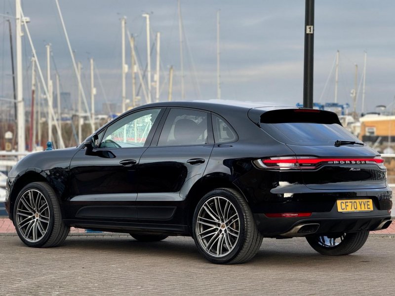 PORSCHE MACAN