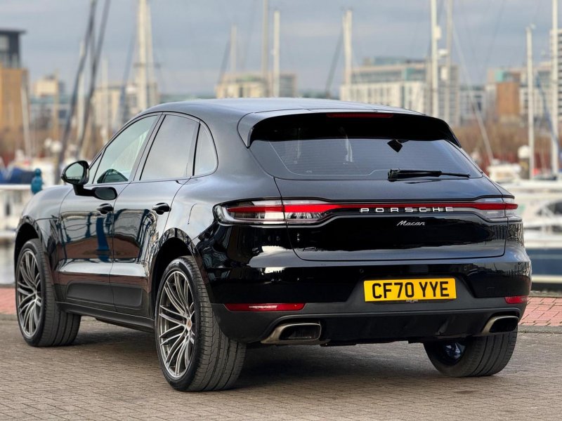 PORSCHE MACAN