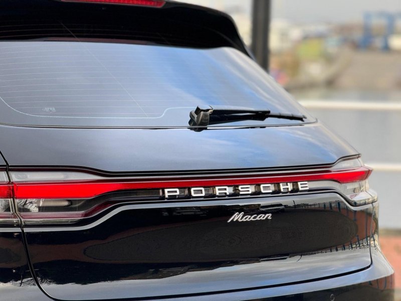 PORSCHE MACAN