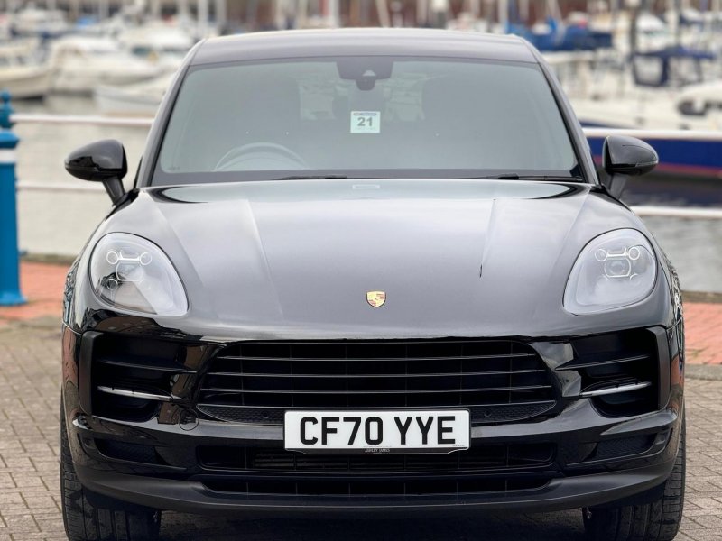 PORSCHE MACAN