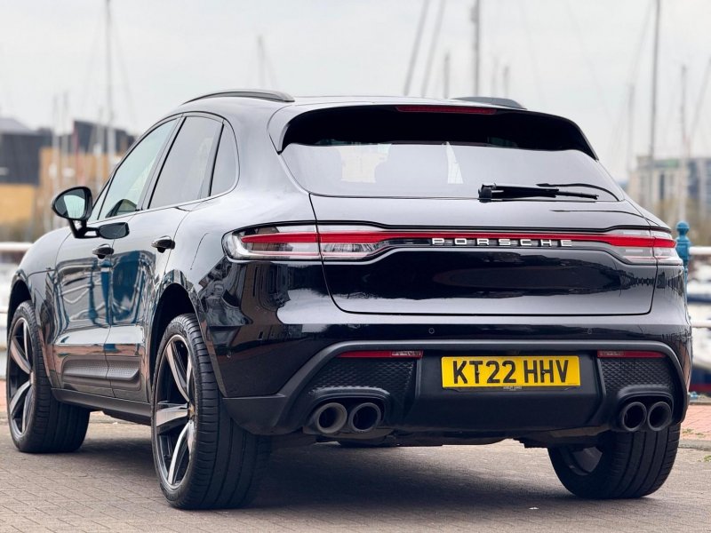 PORSCHE MACAN