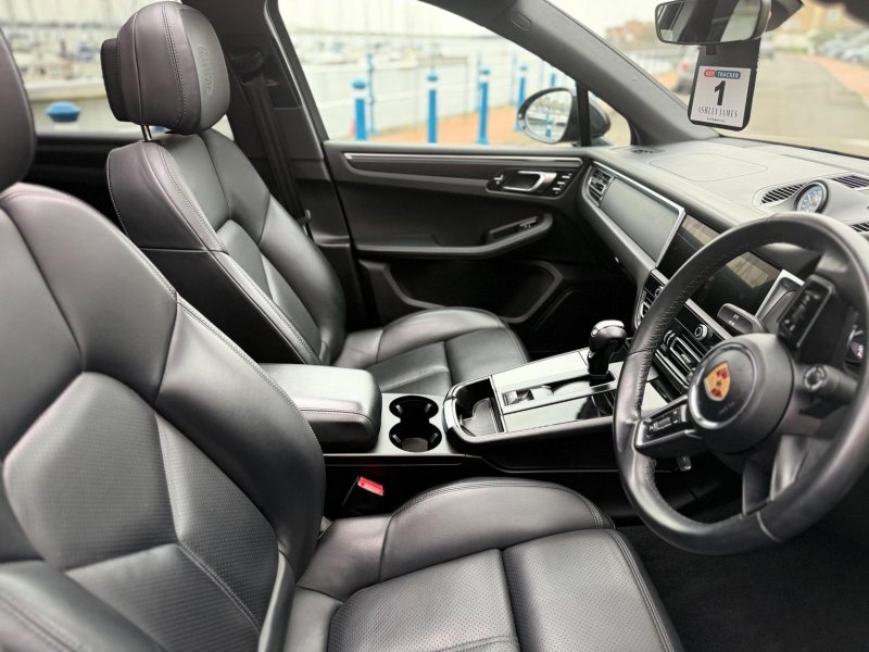 PORSCHE MACAN