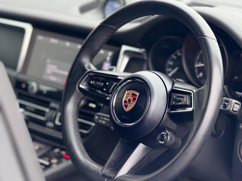 PORSCHE MACAN