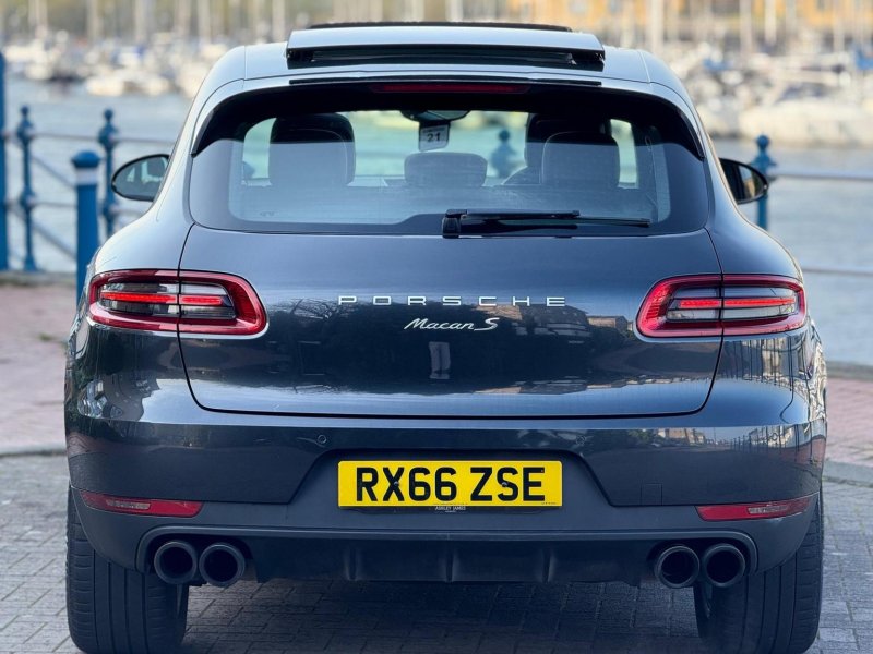PORSCHE MACAN