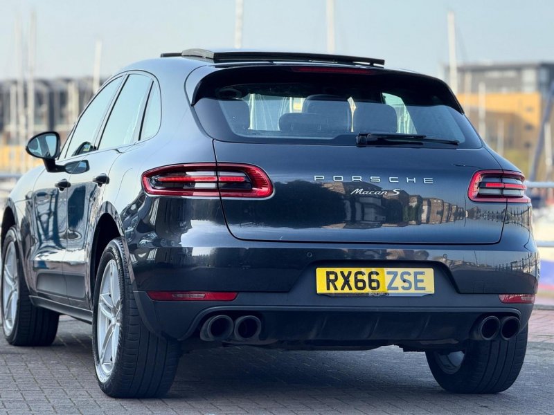 PORSCHE MACAN