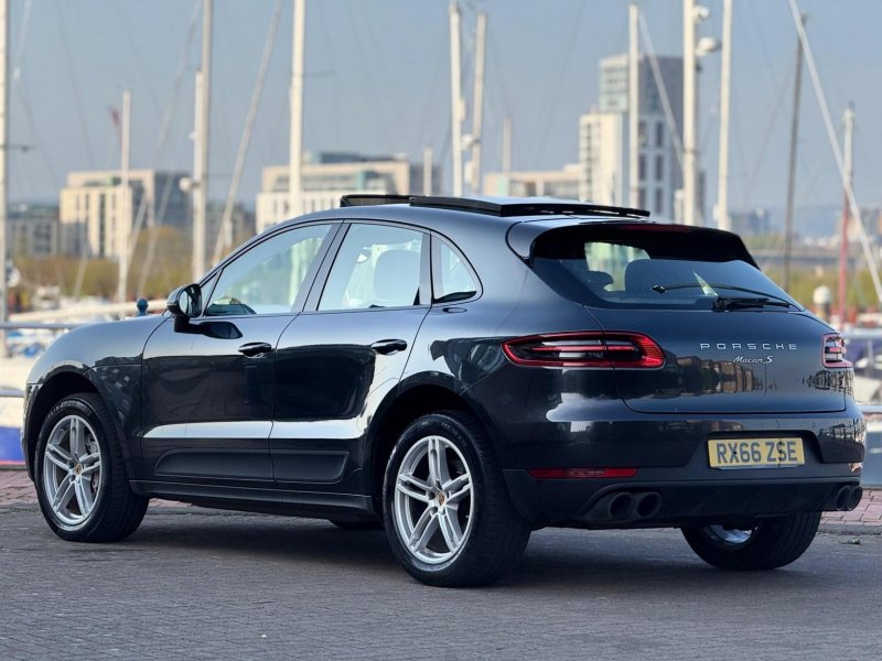 PORSCHE MACAN