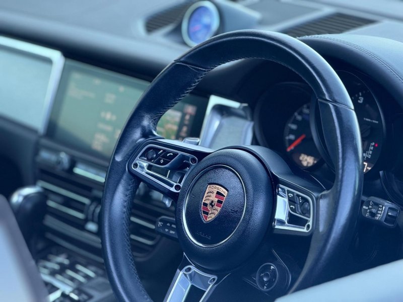 PORSCHE MACAN