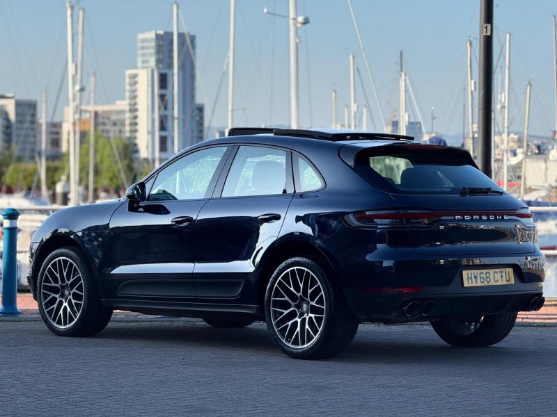 PORSCHE MACAN