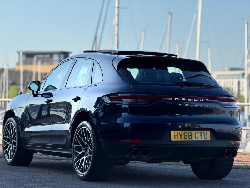 PORSCHE MACAN