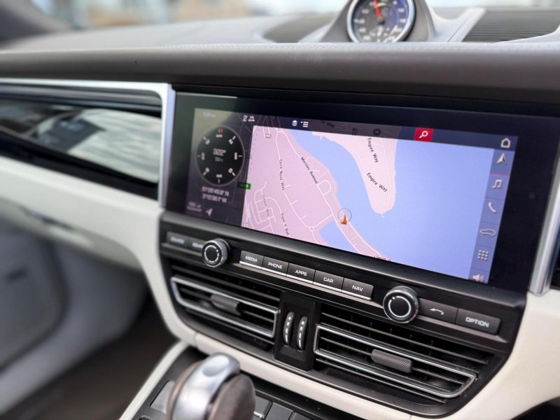 PORSCHE MACAN