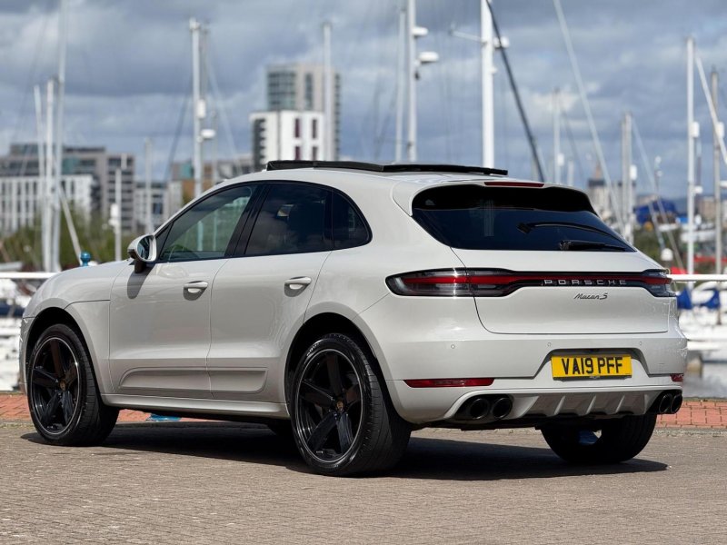 PORSCHE MACAN