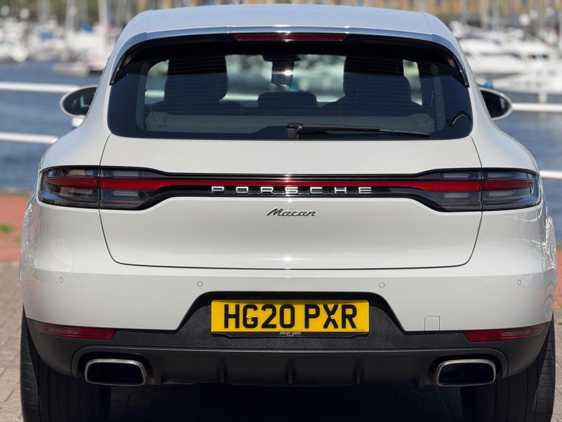 PORSCHE MACAN