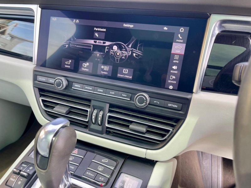 PORSCHE MACAN