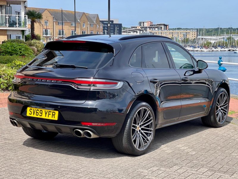 PORSCHE MACAN