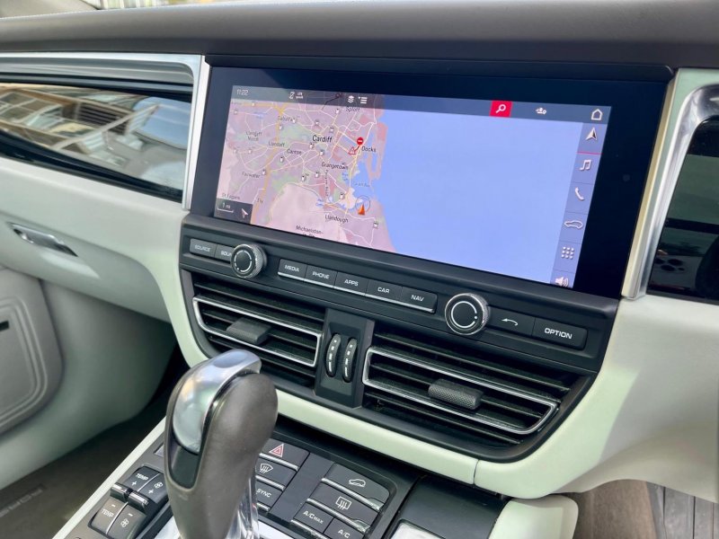 PORSCHE MACAN