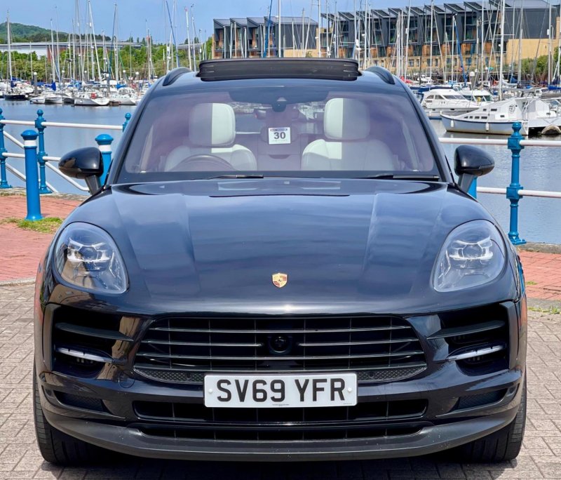 PORSCHE MACAN