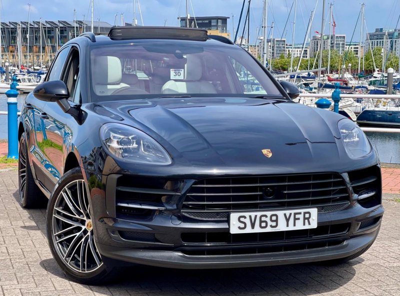 PORSCHE MACAN