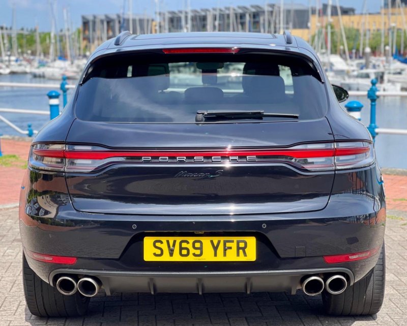 PORSCHE MACAN