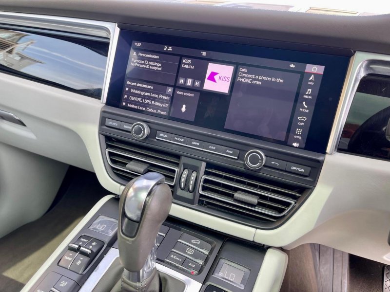 PORSCHE MACAN