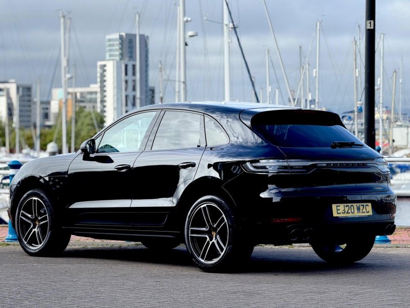 PORSCHE MACAN
