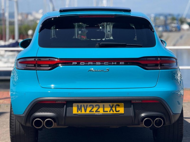 PORSCHE MACAN