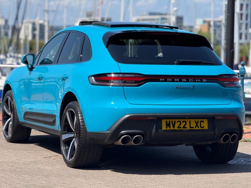 PORSCHE MACAN