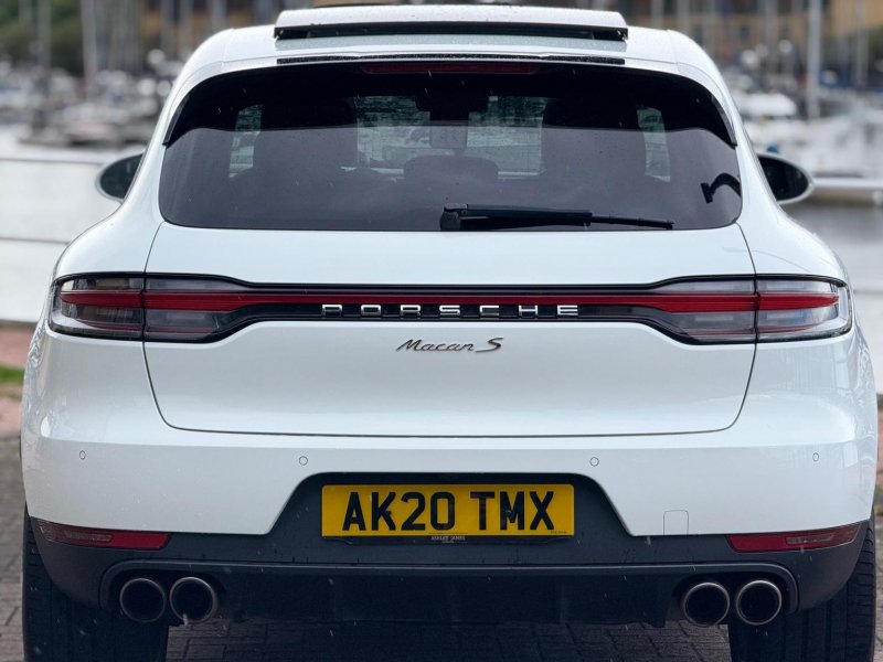 PORSCHE MACAN