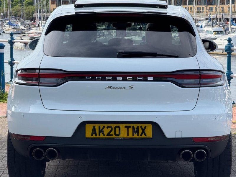PORSCHE MACAN