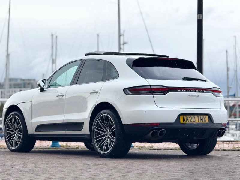 PORSCHE MACAN