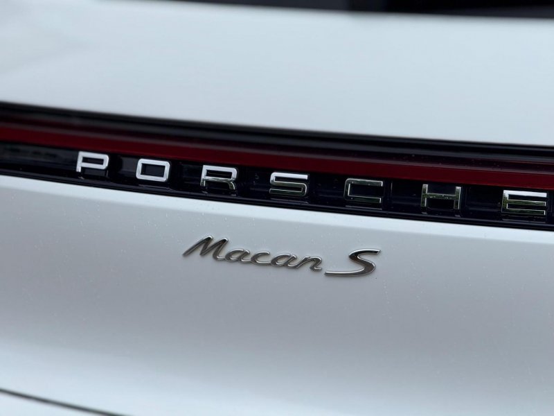 PORSCHE MACAN
